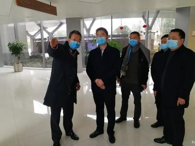 何永宏深入一線督導(dǎo)生活物資保障與企業(yè)復(fù)工復(fù)產(chǎn)，看望慰問醫(yī)務(wù)人員并關(guān)注食用農(nóng)產(chǎn)品初加工發(fā)展